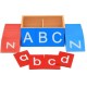 Boîte en bois avec lettres rugueuses pour apprentissage de l’alphabet 